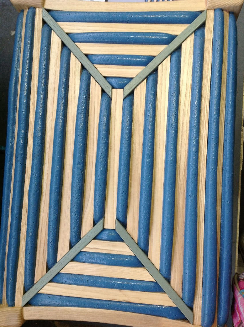 Stołek projektu  Dafi Reis-Doron wykonany z...