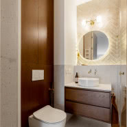 Apartament w dawnej dzielnicy przemysłowej. Dominuje w nim orzechowe drewno i vintage dodatki!