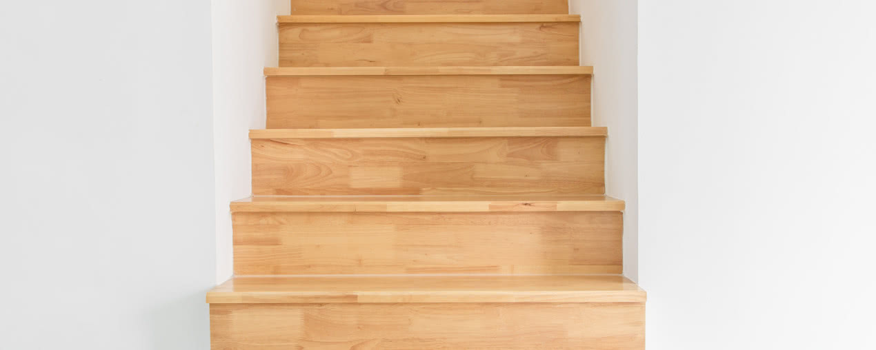 Aranżacja klatki schodowej - czym wykończyć ściany przy schodach?