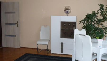 Białe meble w salonie