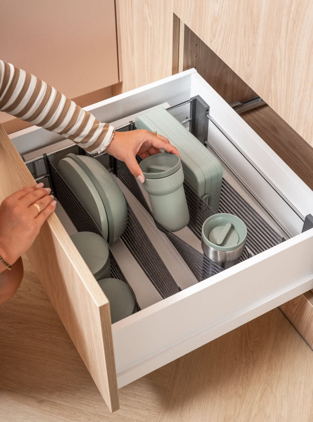 Space Flexx dopasowuje się
do zawartości szuflady. Elastyczne podziały utrzymują pojemniki i lunchboxy w idealnym porządku.