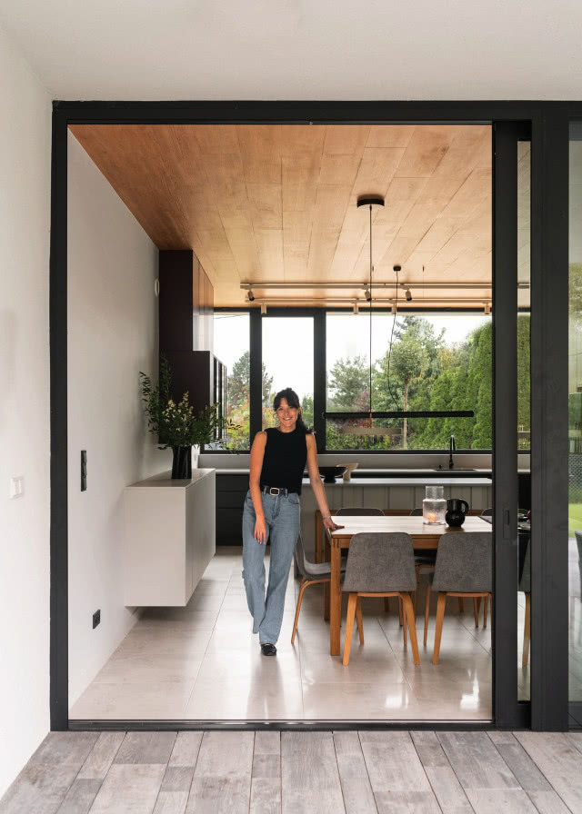 Przeszklona jadalnia z kuchnią