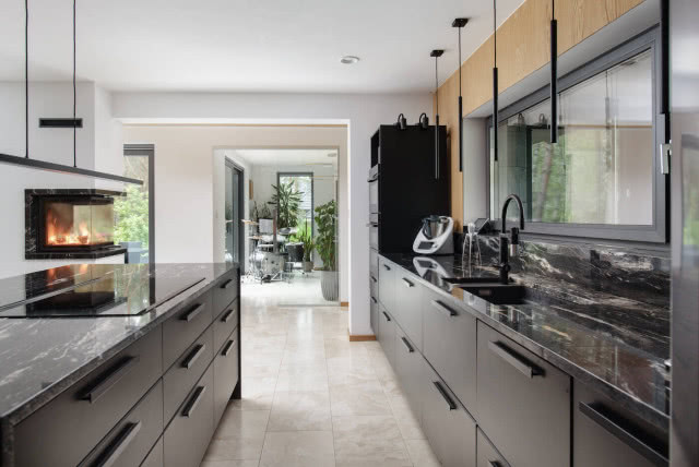 czarna kuchnia z kamiennym blatem z granitu
