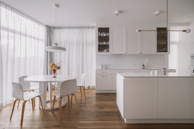 Biała kuchnia z drewnianą podłogą