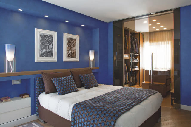 farba jak aksamit na ścianie za łóżkiem 