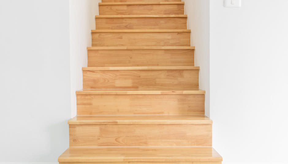 Aranżacja klatki schodowej - czym wykończyć ściany przy schodach?