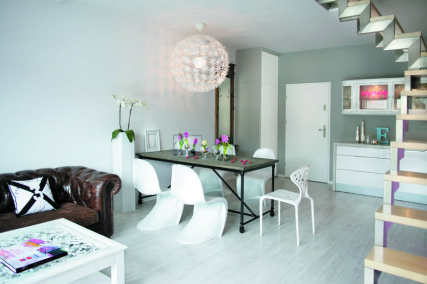 Białe ściany i większość mebli podkreślają...