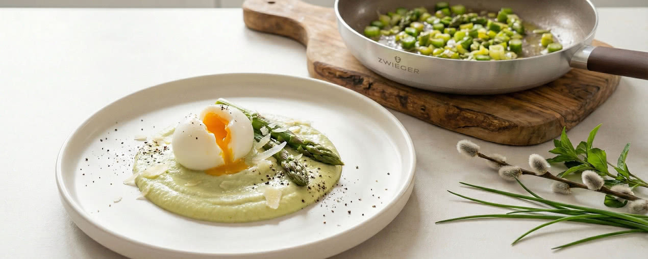 Jajko na miękko z musem ze szparagów i parmezanem