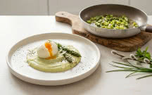 Jajko na miękko z musem ze szparagów i parmezanem