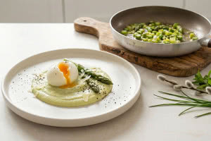 Jajko na miękko z musem ze szparagów i parmezanem