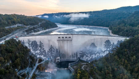 Kärcher stworzył „odwrócone graffiti” na ścianie ogromnej tamy we Francji