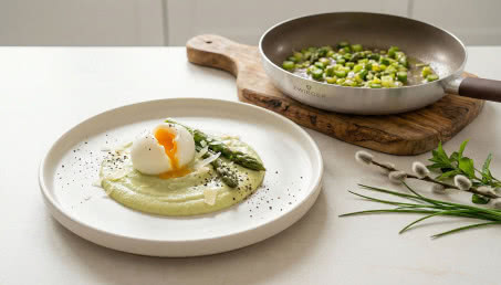Jajko na miękko z musem ze szparagów i parmezanem