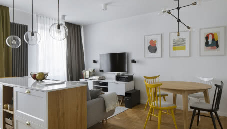 Drugie życie warszawskiej kamienicy: apartament z kroplą słońca