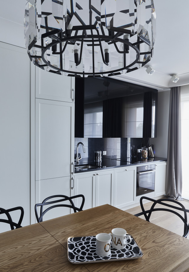 Biała kuchnia z czarnymi detalami, elementy stylu glamour.