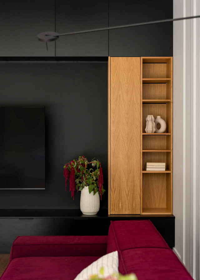 Czarny salon z burgundową kanapą