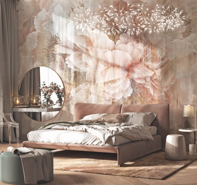 tapeta w kwiaty na ścianie za łóżkiem w sypialni