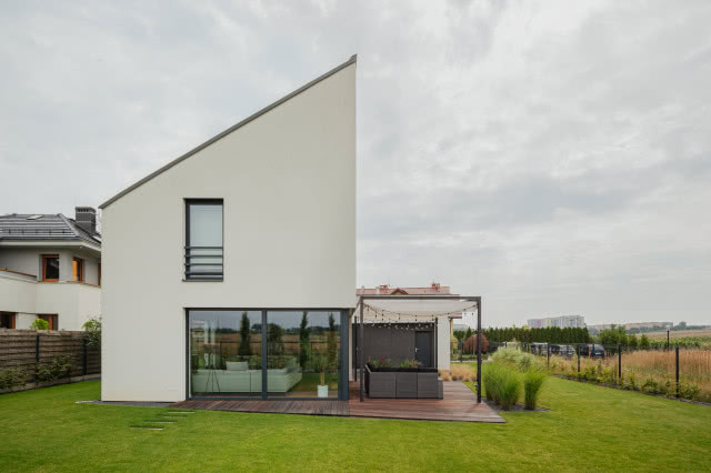 Minimalistyczny dom o bryle trapezu