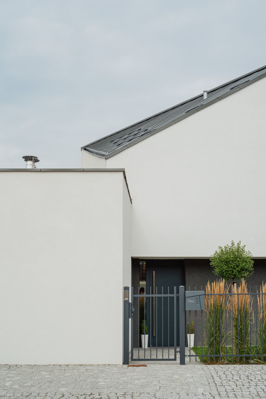 Brak pełnego ogrodzenia od frontu
(podjazd...