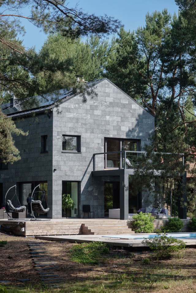 dom piętrowy z antracytową elewacją z kwarcytu 