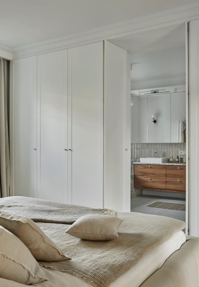 przejście z sypialni do łazienki - drzwi w szafie