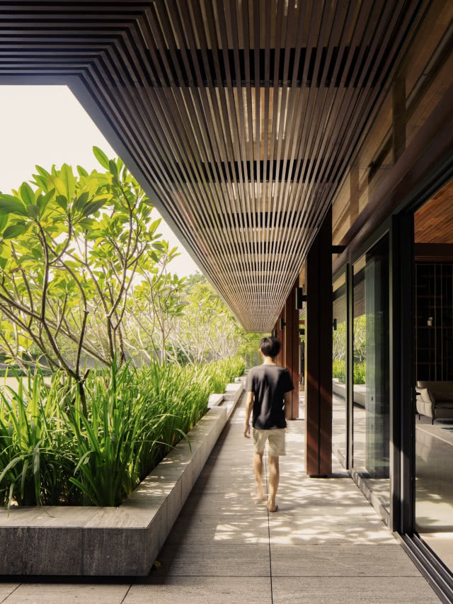 chłopiec idzie wzdłuż domu