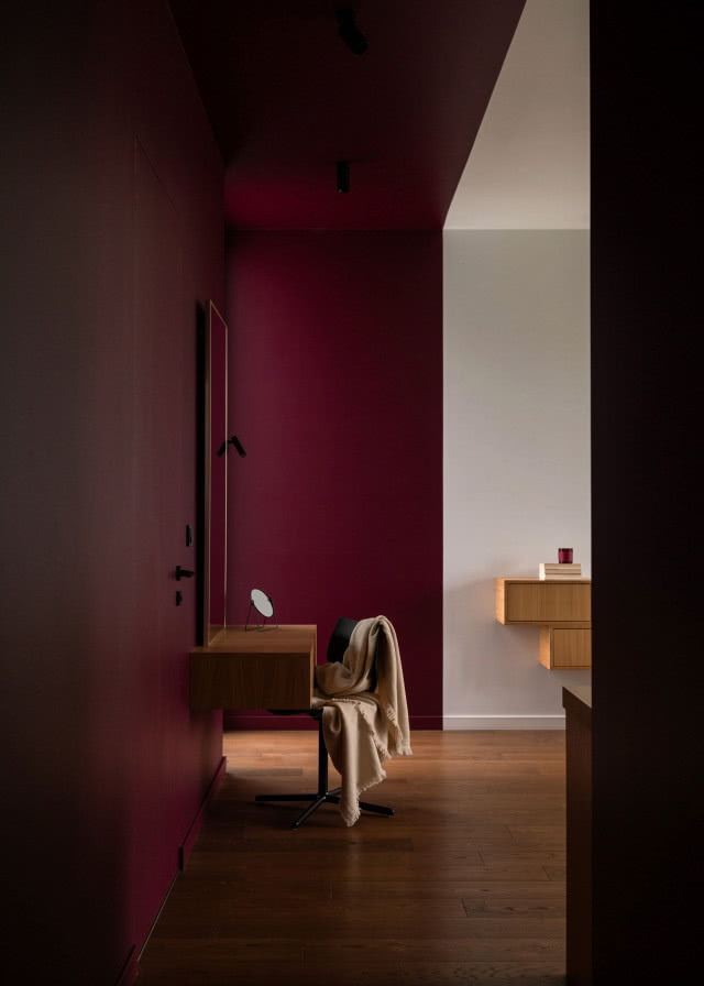 Burgundowe ściany w sypialni