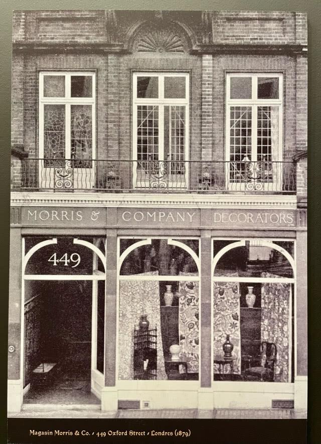 sklep z trzema witrynami