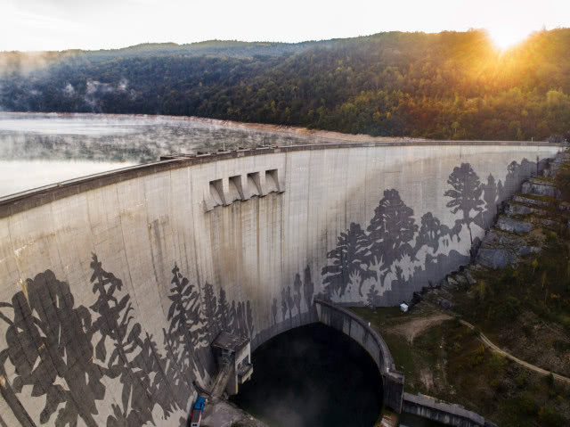 Kärcher stworzył „odwrócone graffiti” na ścianie ogromnej tamy we Francji