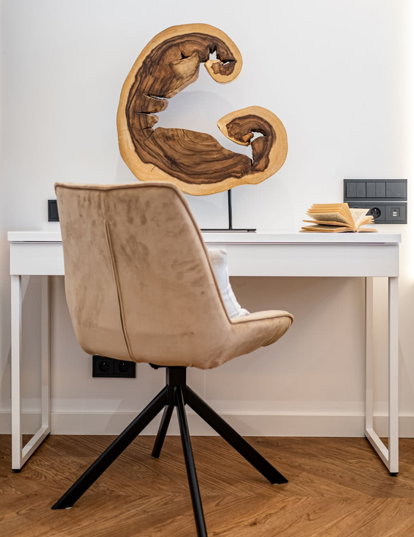 Minigabinecik w sypialni stanowi biurko z...