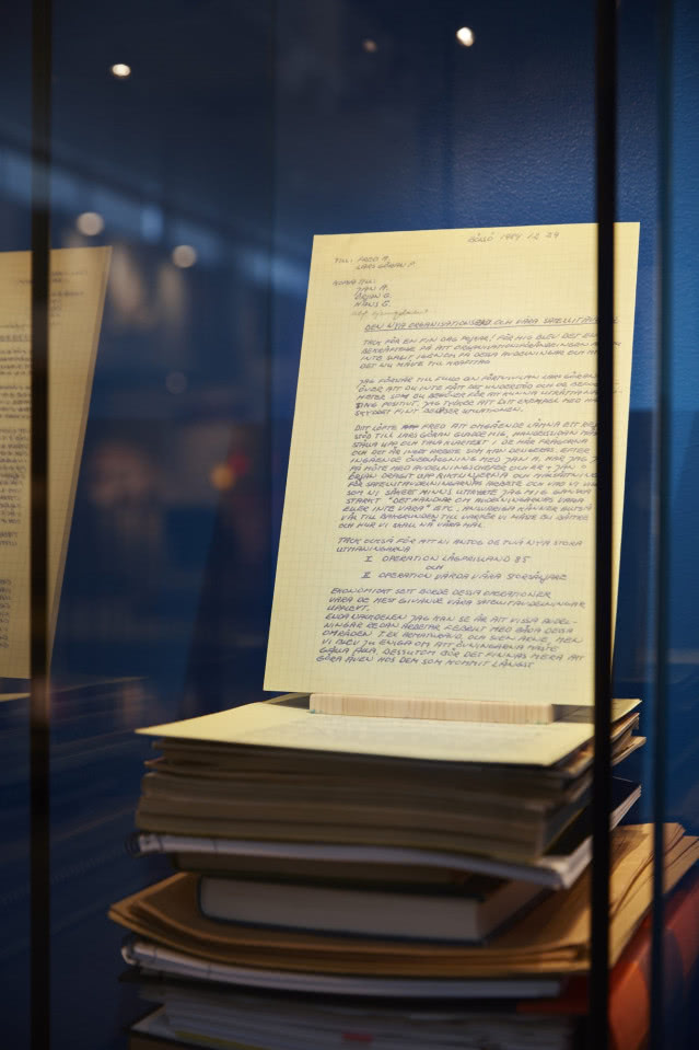 Postanowił spróbować swoich sił w imporcie towarów z zagranicy. Napisał więc kilka listów łamaną angielszczyzną do różnych producentów i rozpoczął import.