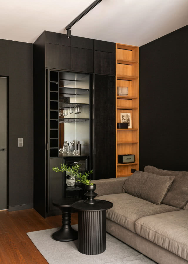 Czarne ściany w gabinecie