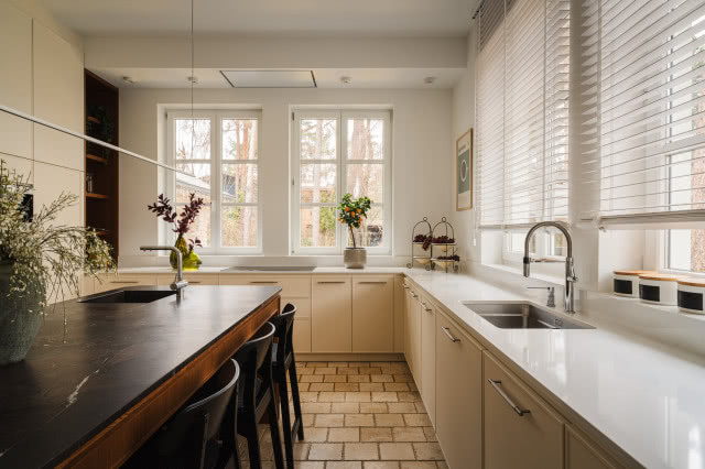 jasna kuchnia z trawertynem na podłodze