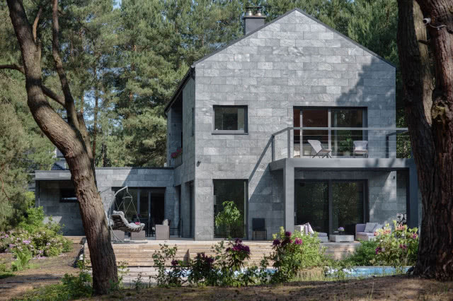 dom z tarasem z drewna