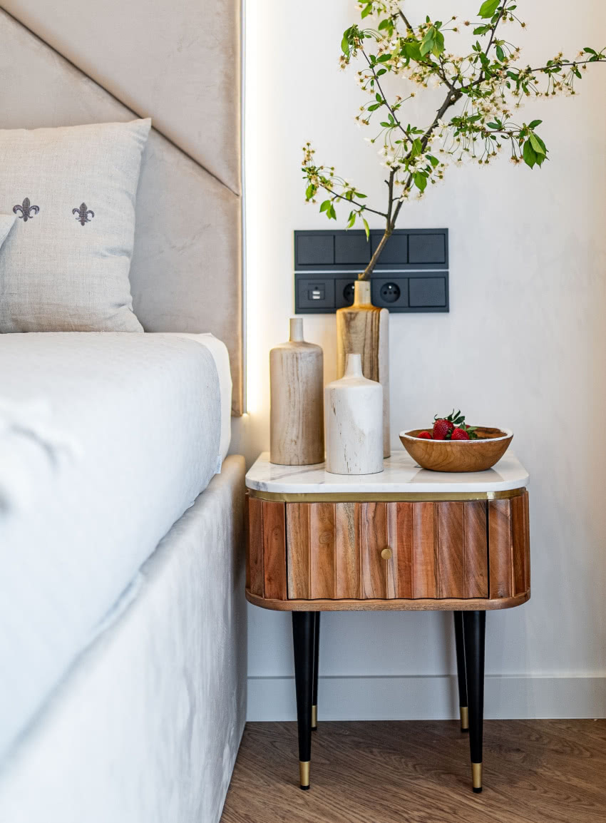 Motyw ryflowania powtarza się także na szafce...