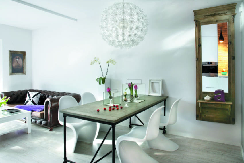 Nie ma tu przedpokoju, ale stylowe lustro...