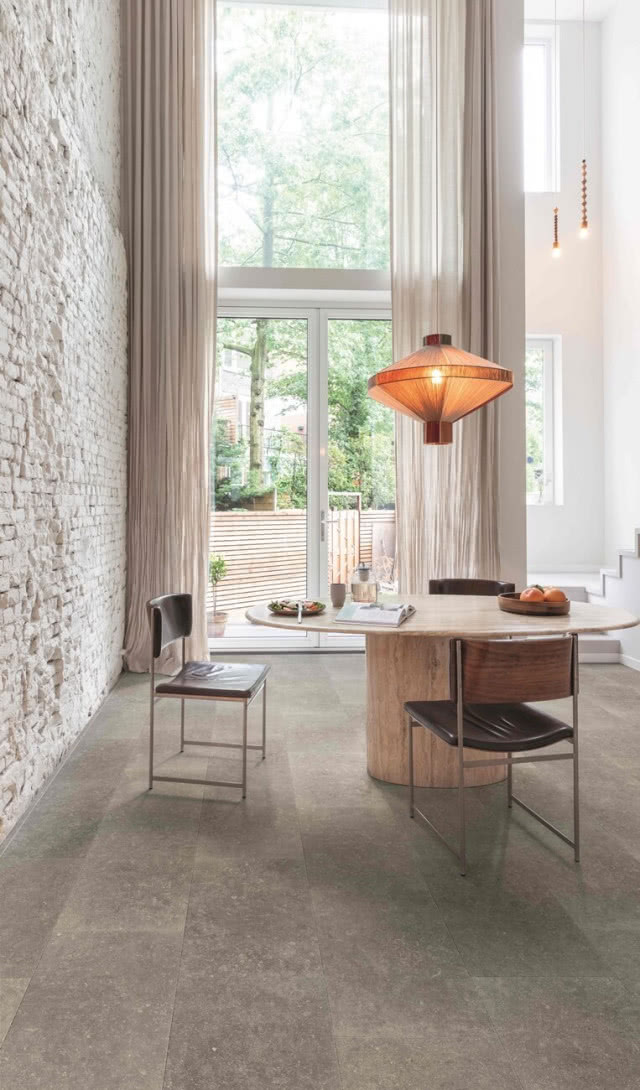 jadalnia ze ścianą z cegłą