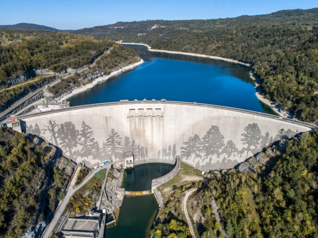 Kärcher stworzył „odwrócone graffiti” na ścianie ogromnej tamy we Francji