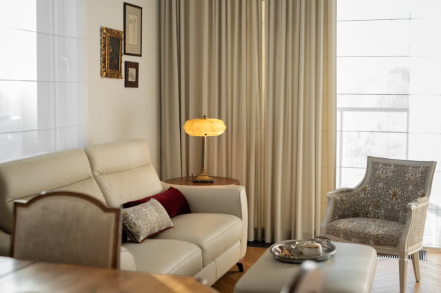 beżowy salon z antykami