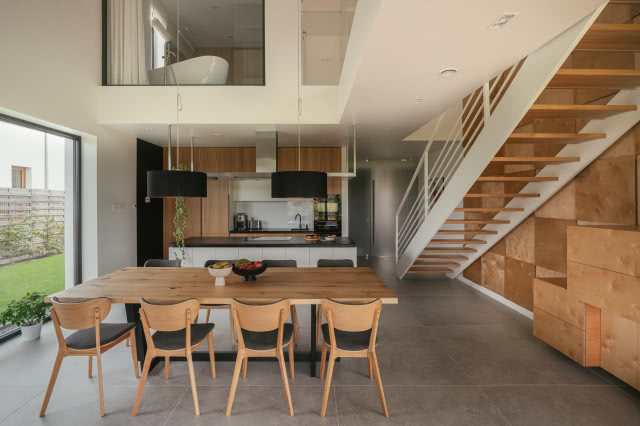 Nowoczesny salon w szarościach i drewnie