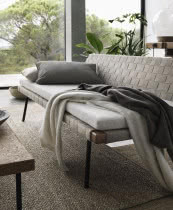 Sofa z kolekcja mebli Sinnerlig dla IKEA, design Ilse Crawford