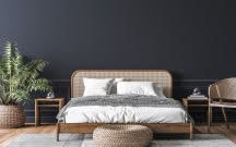 Dekoracja ściany za łóżkiem w sypialni. 9 pomysłów na aranżacje