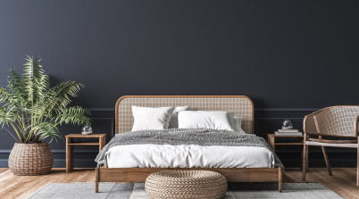 Dekoracja ściany za łóżkiem w sypialni. 9 pomysłów na aranżacje