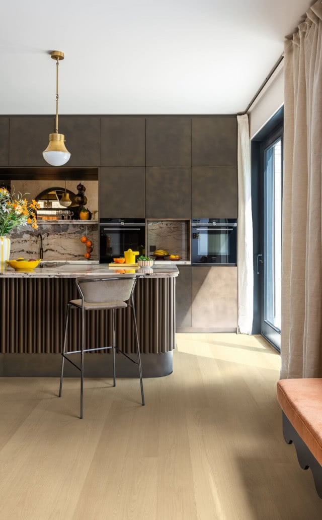 kuchnia z żółtymi elementami