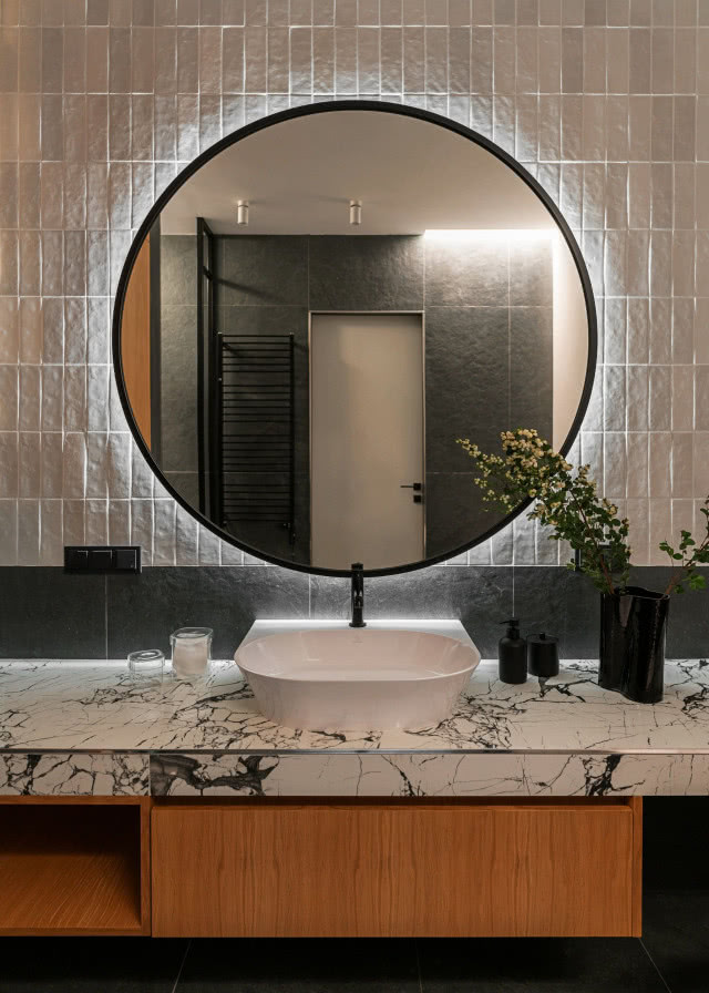 Łazienka z płytkami cegiełkami