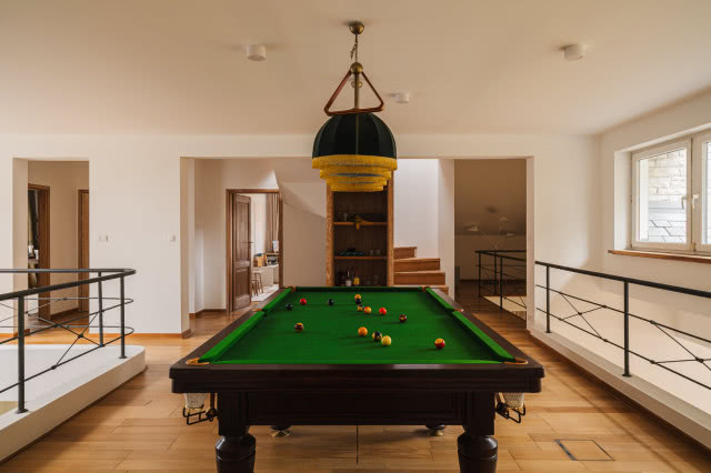stół bilardowy w domu