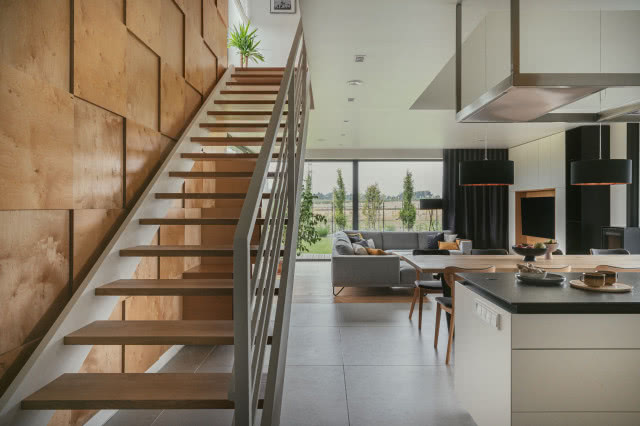 Nowoczesny salon w szarościach i drewnie