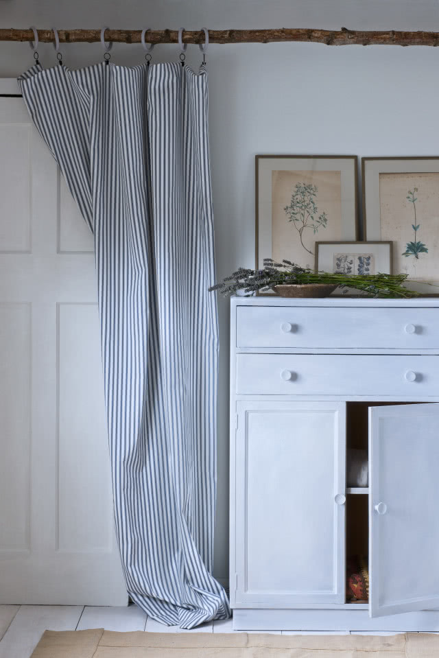 Zdjęcie białej komody w rustykalnym salonie