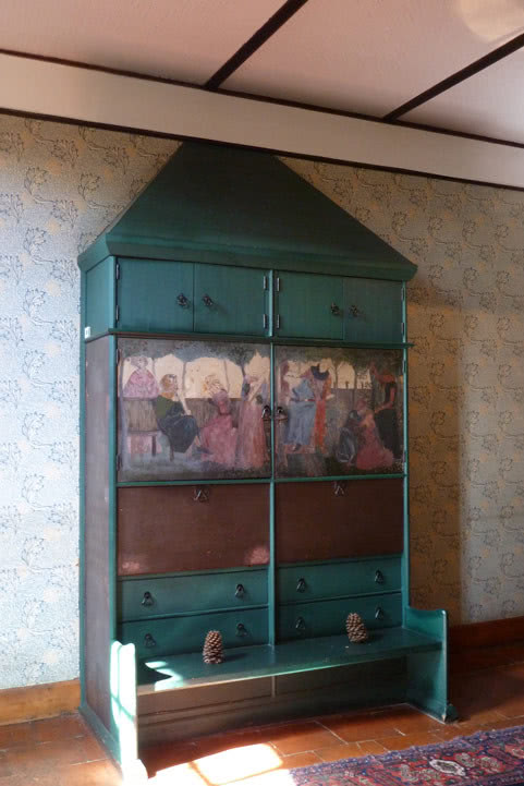 wnętrze z oryginalną szafą z siedziskiem