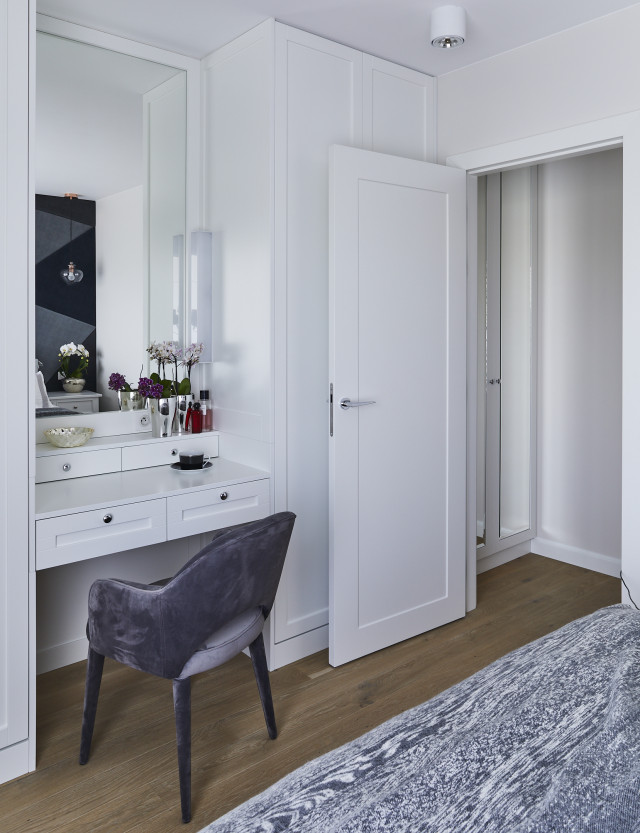 Sypialnia w szarości i bieli.