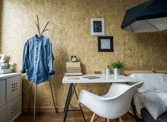 Ściana z korka w pokoju nastolatka